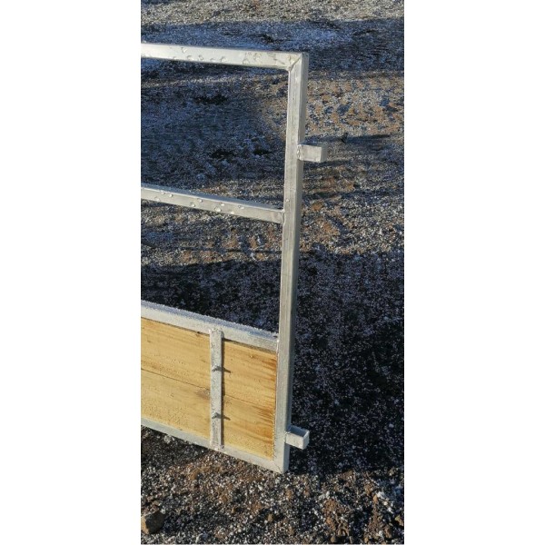 7.5FT SHEEP FEED BARRIER WITH SKIRT